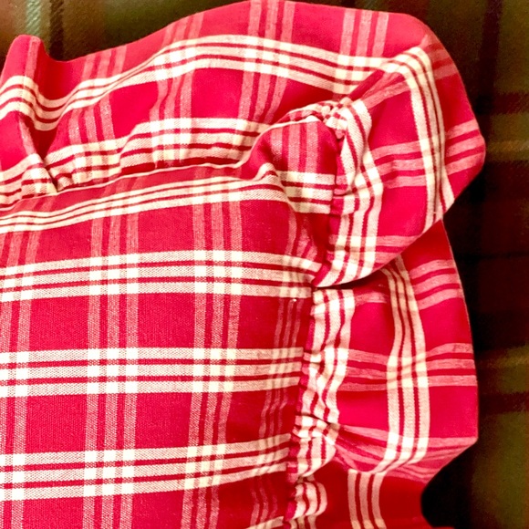 Gingham ๐
๐ข๐๐๐๐๐ Square Pillow - Picture 3 of 4